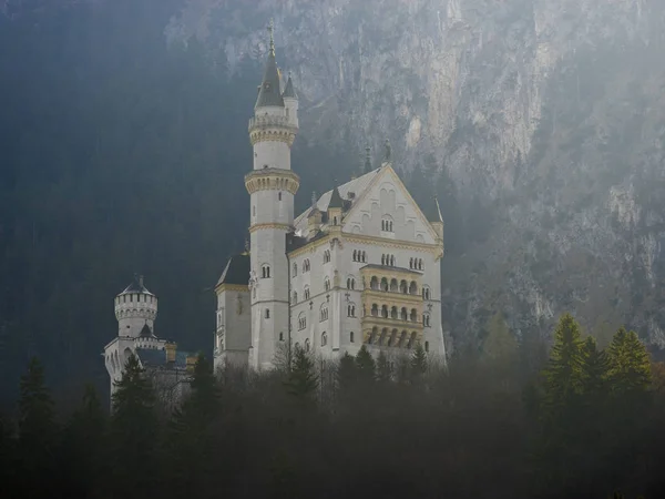 Fuessen, Alemania - 02 de abril de 2017: Vista de la famosa atracción turística de los Alpes bávaros: el castillo Neuschwanstein del siglo XIX — Foto de Stock
