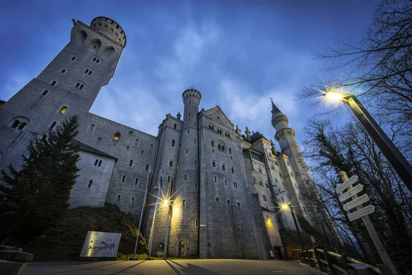 Fuessen, Německo - 02 duben 2017: Pohled na slavné turistickou atrakcí v bavorských Alpách - zámek Neuschwanstein 19. století — Stock fotografie