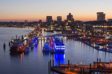 Hamburg, Almanya - 18 Haziran 2017: Hamburg liman yaz akşam