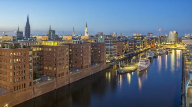 Hamburg, Almanya - 18 Haziran 2017: Hamburg liman yaz akşam