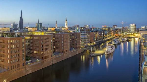 Hamburg, Tyskland - 18 juni 2017: Hamburgs hamn på sommarkväll — Stockfoto