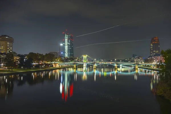 Frankfurt am Main, fő skyline twilight blue óra alatt. — Stock Fotó
