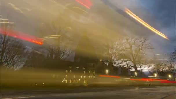 Zware autoverkeer op de centrale straat van Hannover. Time-lapse. — Stockvideo