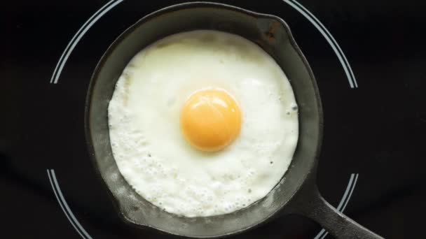 Τηγανιτό αυγό σε μια χρονική διαδικασία προετοιμασία χυτοσιδήρου τηγάνι — Αρχείο Βίντεο