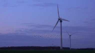 Sürdürülebilir enerji bir alanında Aşağı Saksonya Hannover banliyösünde üzerinde akşam saatlerinde üreten üç modern rüzgâr türbinleri. Almanya.