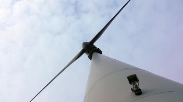 Крупним планом генератор крила турбіни проти клодійного неба — стокове відео