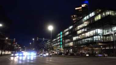 Hannover, Almanya - 22 Kasım 2017: Şehir hayatı Kasım akşam Hannover sokaklarında