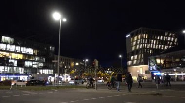 Hannover, Almanya - 22 Kasım 2017: Şehir hayatı Kasım akşam Hannover sokaklarında