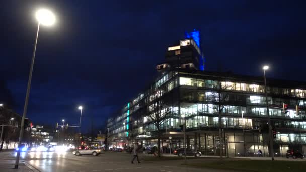 Hannover, Alemanha - 22 de novembro de 2017: Vida na cidade nas ruas de Hannover à noite de novembro — Vídeo de Stock