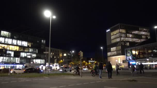 Ганновер - 22 листопада 2017: Життя міста на вулицях Hannover в листопаді вечір — стокове відео