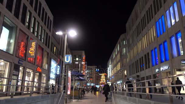 Hannover, Germania - 22 novembre 2017: La vita cittadina per le strade di Hannover a novembre sera — Video Stock