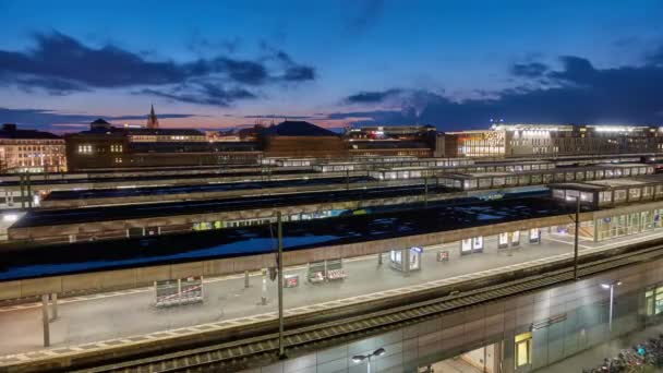 Hannover, Duitsland - 29 November 2017: Hannover belangrijkste treinstation bij avond. Time-lapse. — Stockvideo