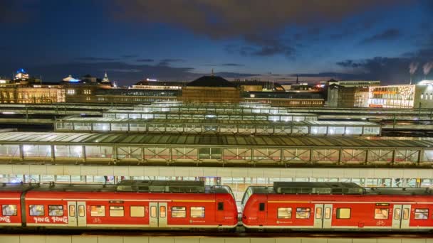 Αννόβερο, Γερμανία - 29 Νοεμβρίου 2017: Αννόβερο κεντρικό σιδηροδρομικό σταθμό στο βράδυ. Πάροδο του χρόνου. — Αρχείο Βίντεο