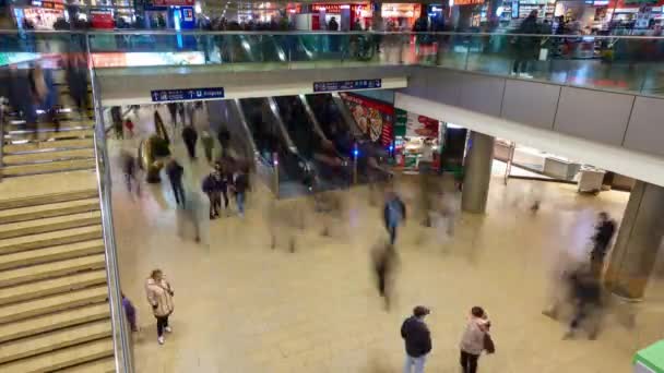 Hannover, Németország - 2017. November 29.: Idő telik el, az emberek nyüzsgő, forgalmas vasútállomástól Hannover — Stock videók