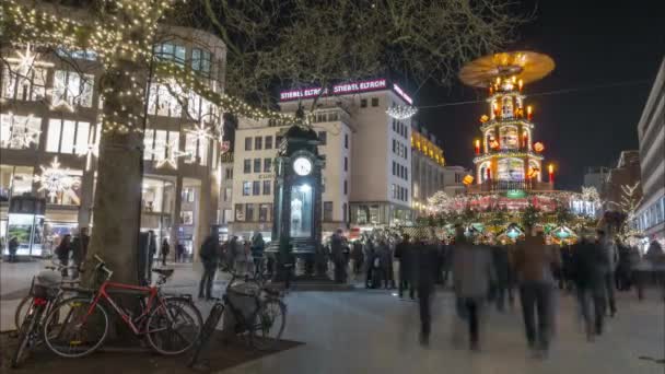 Hannover, Niemcy - 29 listopada 2017: Boże Narodzenie piramidy na centralnym placu Hannover city. Upływ czasu — Wideo stockowe