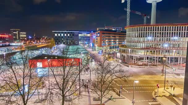 Hannover, Alemanha - 29 de novembro de 2017: Hannover principal estação ferroviária e rodoviária à noite. Desfasamento temporal . — Vídeo de Stock