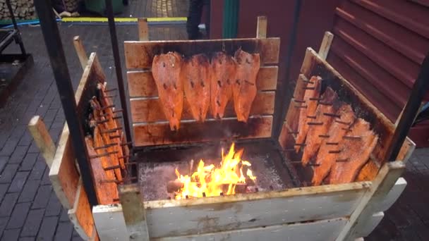 Il salmone viene fumato a fuoco aperto al mercatino di Natale di Hannover . — Video Stock