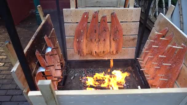 Le saumon est fumé sur le feu ouvert au marché de Noël à Hanovre . — Video