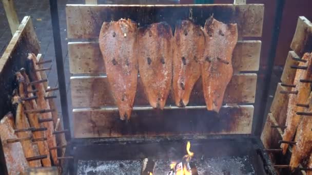 Salmón se fuma en fuego abierto en el mercado de Navidad en Hannover . — Vídeo de stock