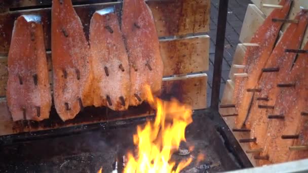 Laxen är rökt på öppen eld på Julmarknad i Hannover. — Stockvideo