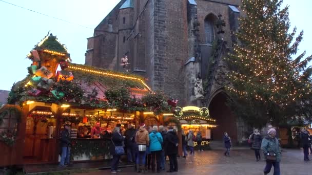 Hannover, Németország - December 01, 2017: Karácsonyi vásár a Old Town Hannover. Alsó-Szászország. — Stock videók