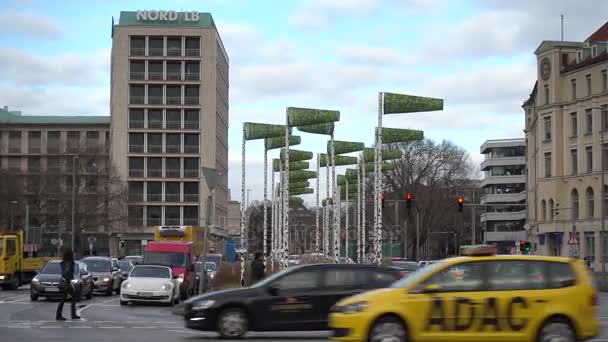 Hannover, Németország - 2017. December 04.: A mesterséges nyírfa Hannover központjában — Stock videók