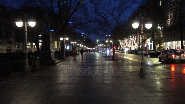 Hannover, Alemanha - 04 de dezembro de 2017: Georgstrasse em Hannover na noite de inverno — Vídeo de Stock