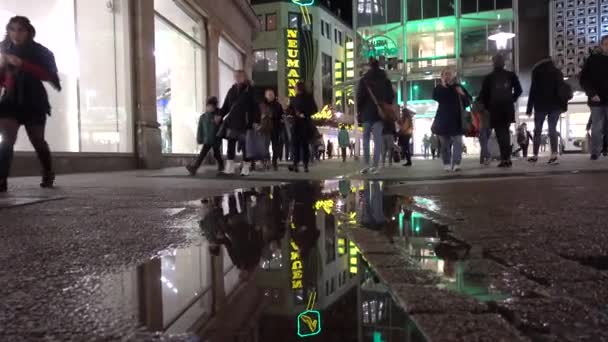 Hannover, Duitsland - 04 December 2017: op de straten van Hannover aan winteravond. — Stockvideo