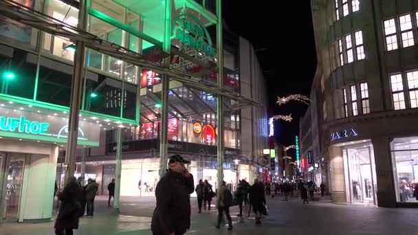 Hannover, Almanya - 04 Aralık 2017: sokaklarda Hannover kış akşam. — Stok video
