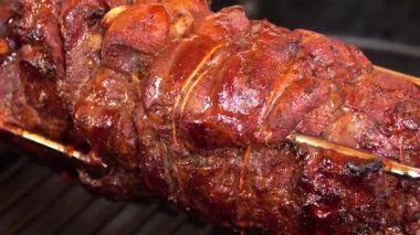 Güzel kokulu kuzu bacak gaz ızgara şiş üzerinde kavrulmuş