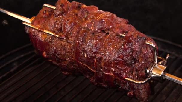 Fragrant mutton leg is roasted on skewers on the gas grill — Stock Video