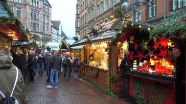 Hannover, Almanya - 01 Aralık 2017: Noel pazarı eski Hannover şehir. Aşağı Saksonya.