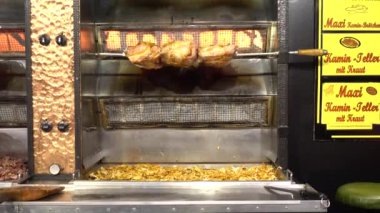 Hannover, Almanya - 01 Aralık 2017: Noel pazarı eski Hannover şehir. Aşağı Saksonya.