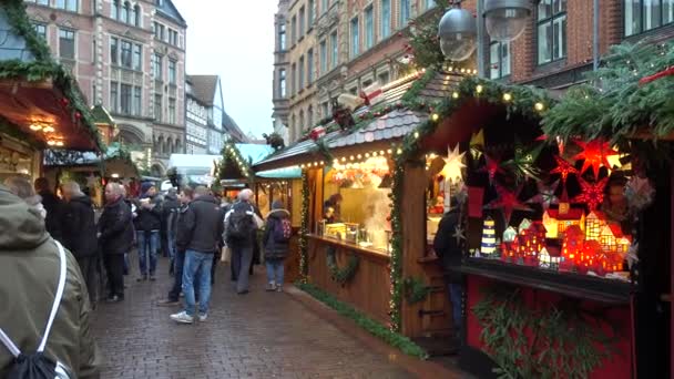 Hannover, Duitsland - 01 December 2017: Kerstmarkt in de oude stad van Hannover. Neder-Saksen. — Stockvideo