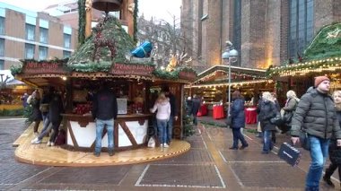 Hannover, Almanya - 01 Aralık 2017: Noel pazarı eski Hannover şehir. Aşağı Saksonya.