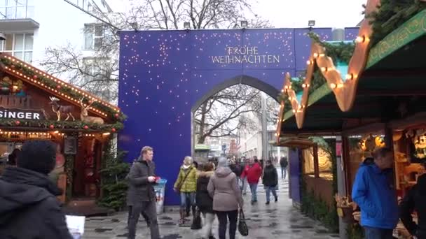 Hannover, Německo - 01 prosinec 2017: Vánoční trhy ve starém městě Hannover. Dolní Sasko. — Stock video