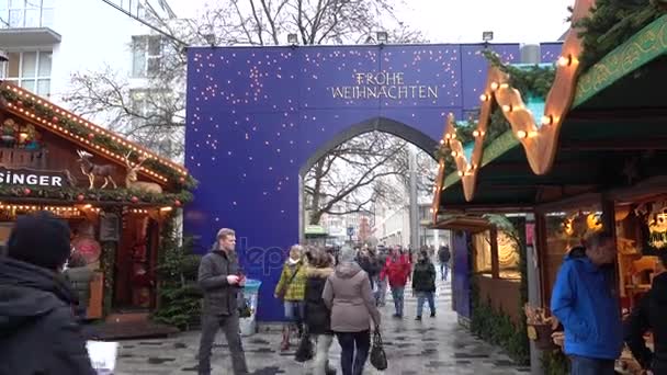 Hannover, Německo - 01 prosinec 2017: Vánoční trhy ve starém městě Hannover. Dolní Sasko. — Stock video