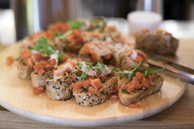 Bruschetta domates ve peynir ile