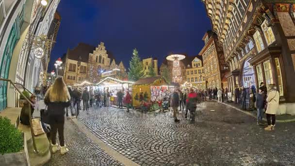 Рождественская ярмарка на исторической площади в Хильдесхайме, Германия — стоковое видео