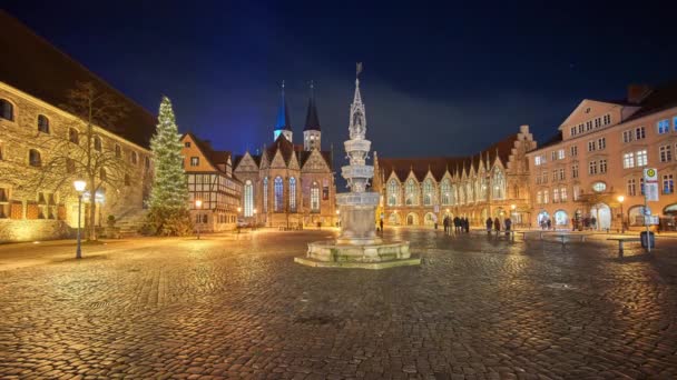 Altstadtmarkt в Braunschweig в зимовий вечір. Уповільнена зйомка. — стокове відео
