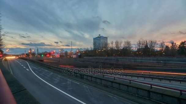Hannover, Alemania - 26 de diciembre de 2017: Tráfico de vehículos pesados en la calle de Hannover, time lapse . — Vídeos de Stock