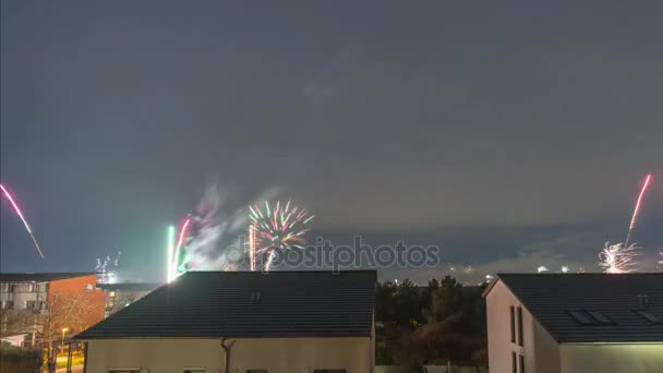 El lapso de tiempo de los fuegos artificiales de año nuevo en Hannover. Alemania . — Vídeos de Stock