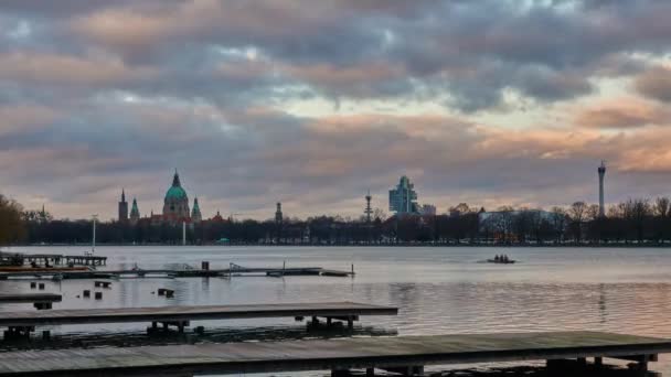 Mooie silhouet van Hannover en enorme kunstmatige lake Maschsee avond. 4 k time-lapse. — Stockvideo