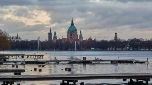 Szép sziluett esti Hannover és hatalmas mesterséges lake Maschsee. 4 k idő telik el. — Stock videók