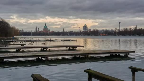 Szép sziluett esti Hannover és hatalmas mesterséges lake Maschsee. 4 k idő telik el. — Stock videók