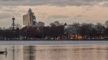 Hannover ve büyük yapay lake Maschsee akşam güzel bir siluet. 4 k zaman atlamalı.