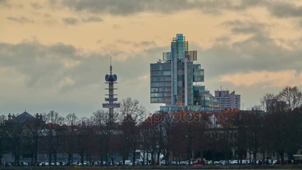 Piękna sylwetka wieczór Hanower i ogromne sztuczne jezioro Maschsee. upływ czasu 4 k. — Wideo stockowe