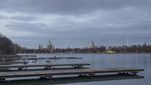 Hermosa silueta de la noche Hannover y enorme Maschsee lago artificial. 4K lapso de tiempo . — Vídeo de stock