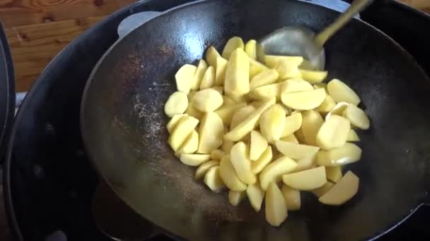 Frituren van aardappels in een kazan op een gas barbecue — Stockvideo
