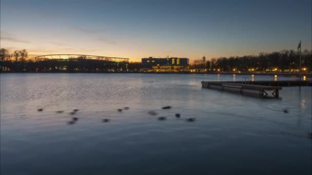 Красивый силуэт вечернего Ганновера и огромное искусственное озеро Машзее. Германия. Временной интервал . — стоковое видео
